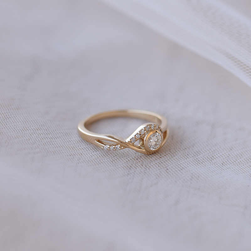 Diamantový zlatý prsten 62140
