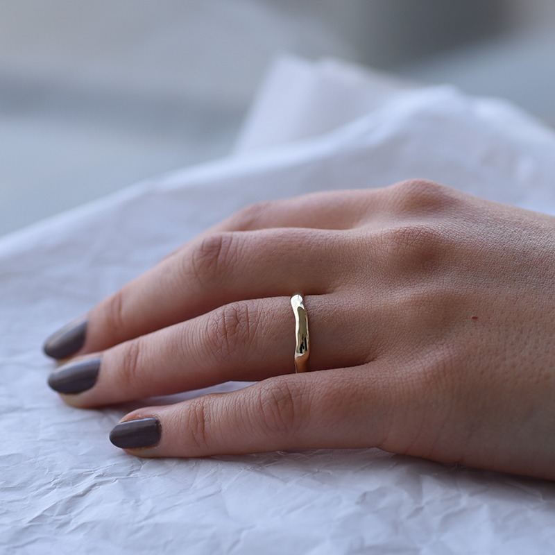 Nepravidelný zlatý dámský snubní prsten 62560