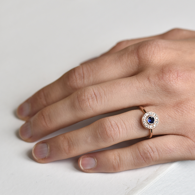 Zásnubní diamantový prsten v halo stylu s modrým safírem 63660