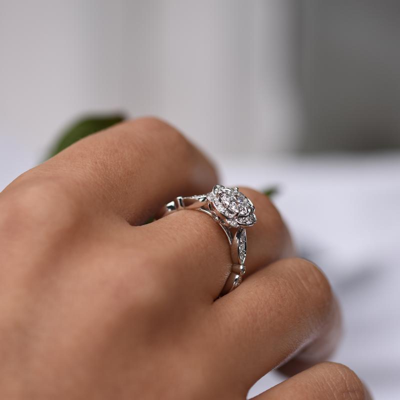 Zásnubní prsten s diamantovým květem 68370
