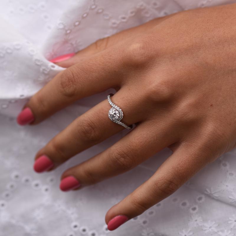 Zlatý elegantní zásnubní prsten plný diamantů 68410