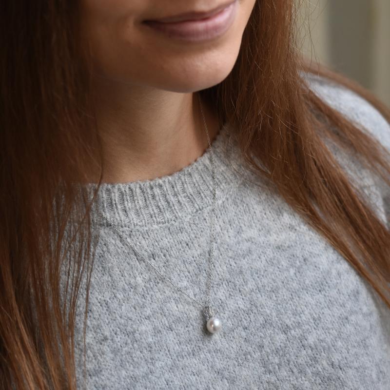 Stříbrný perlový náhrdelník s diamanty 70040