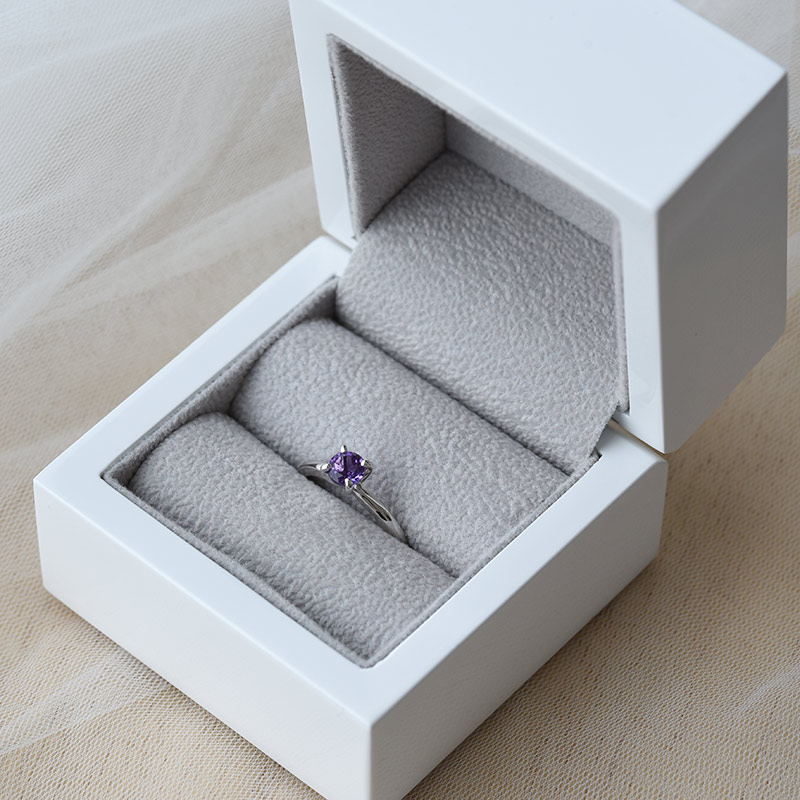 Zlatý zásnubní prsten s fialovým ametystem