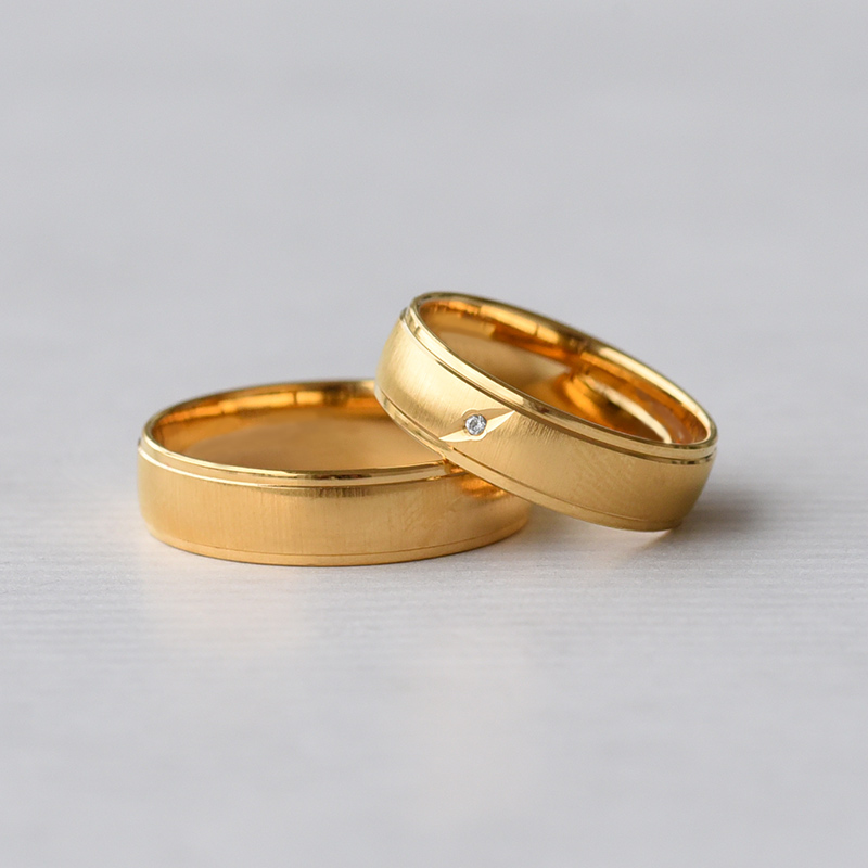 Zlaté snubní prsteny s matným povrchem a diamantem 72410