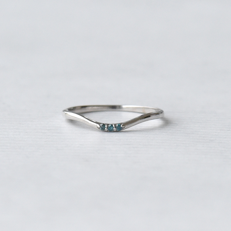 Stříbrný prsten s modrými diamanty 73050