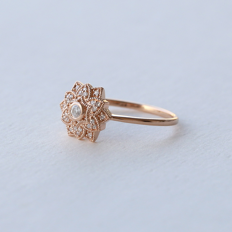 Prsten se zlatým květem z diamantů 73670