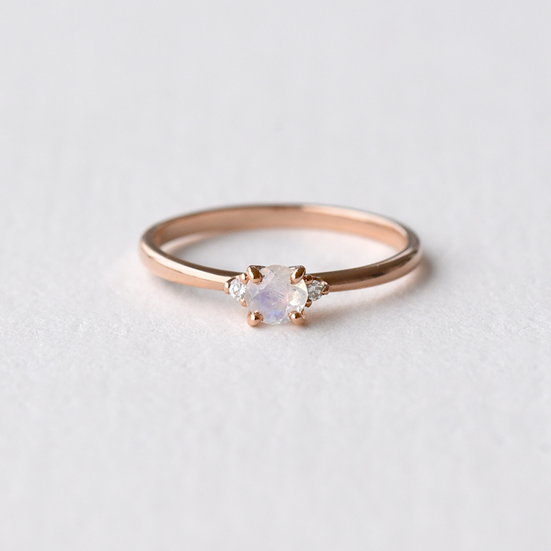 Prsten s měsíčním kamenem z růžového zlata