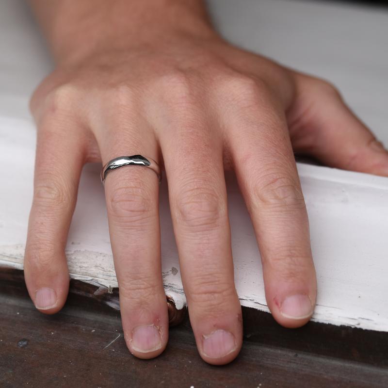 Pokřivený pánský platinový snubní prsten s lesklým povrchem