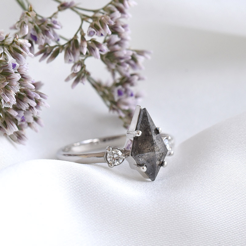 Prsten s kite salt and pepper diamantem z bílého zlata s postranními diamanty