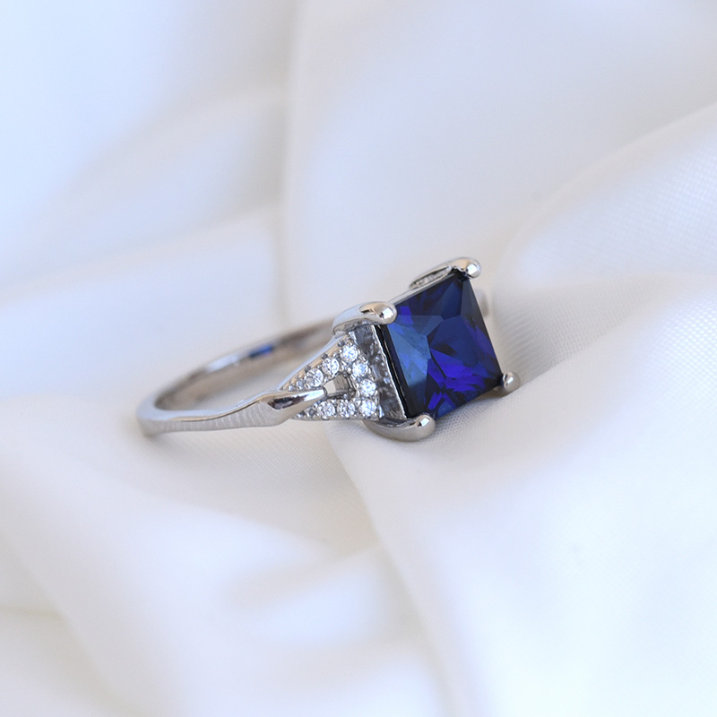 prsten s modrým safírem a zirkony ze stříbra 82670