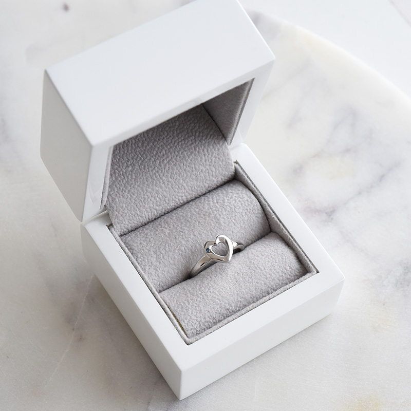 Stříbrný prsten s modrým diamantem