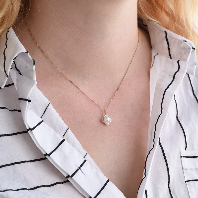 Přívěsek s perlou a diamanty ve tvaru květiny 87410