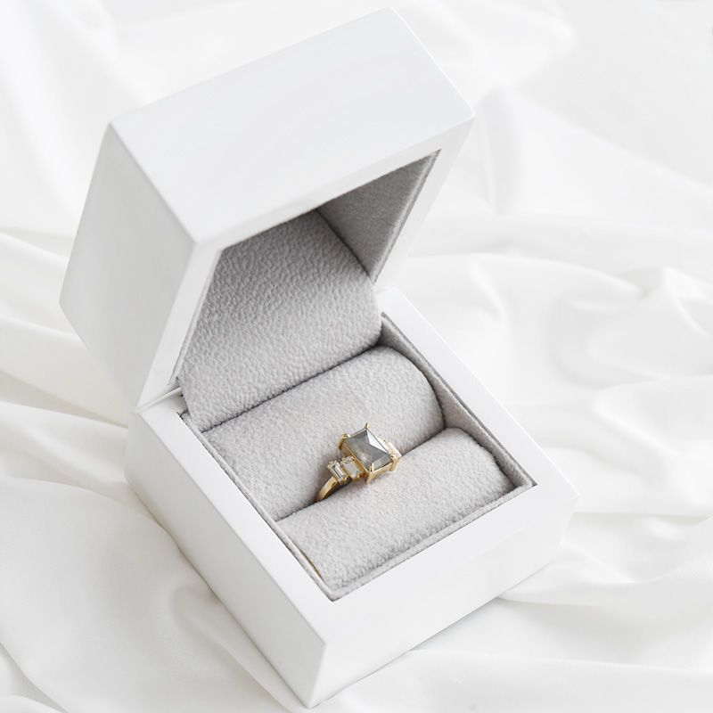 Zlatý prsten s diamantem 91050