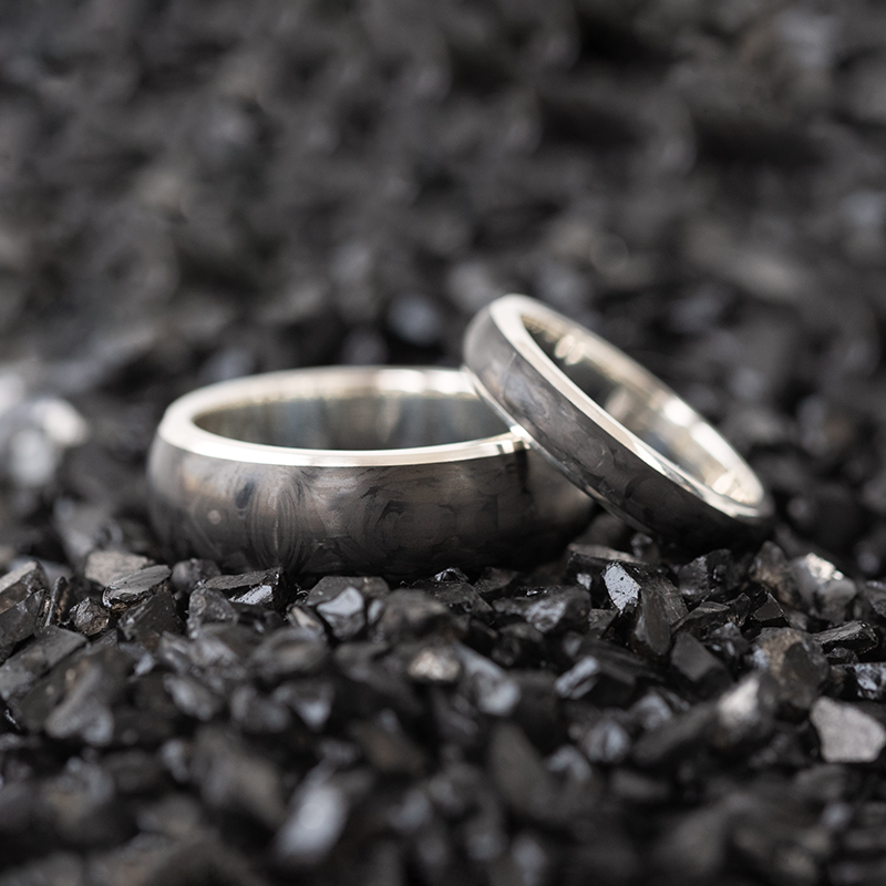 Půlkulaté snubní prsteny z karbonu a zlata Kaidan 97550