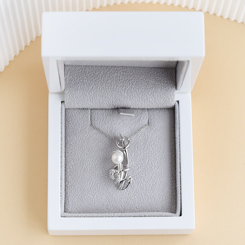 Stříbrný čert v náhrdelníku s perlou a lab-grown diamanty Devil 104251