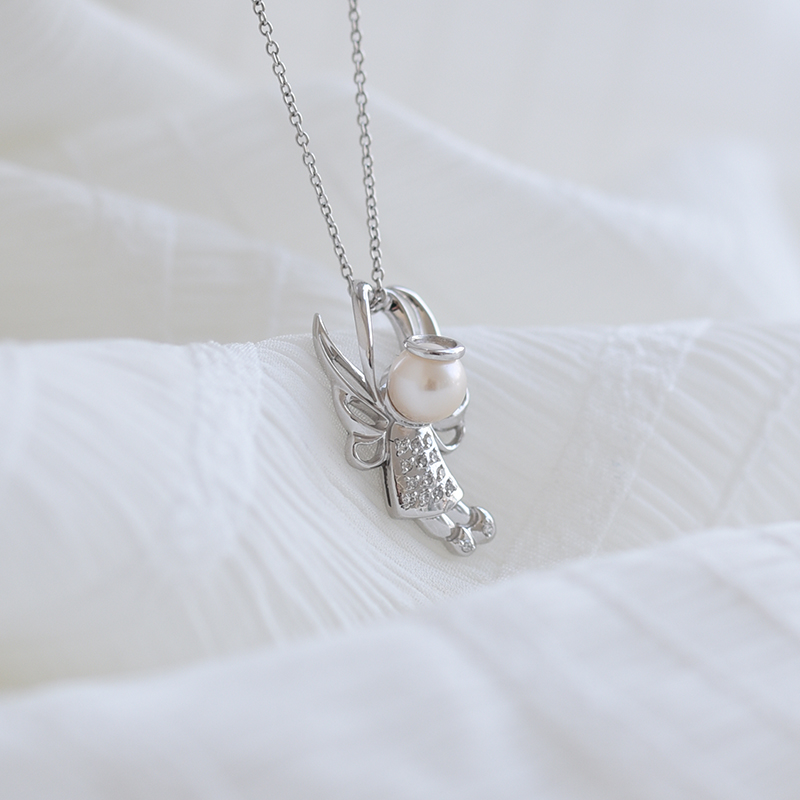 Stříbrný anděl v náhrdelníku s perlou a lab-grown diamanty Angel 104261