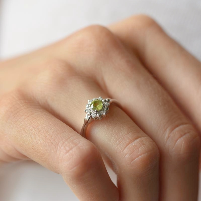 Zásnubní prsten s olivínem 107841