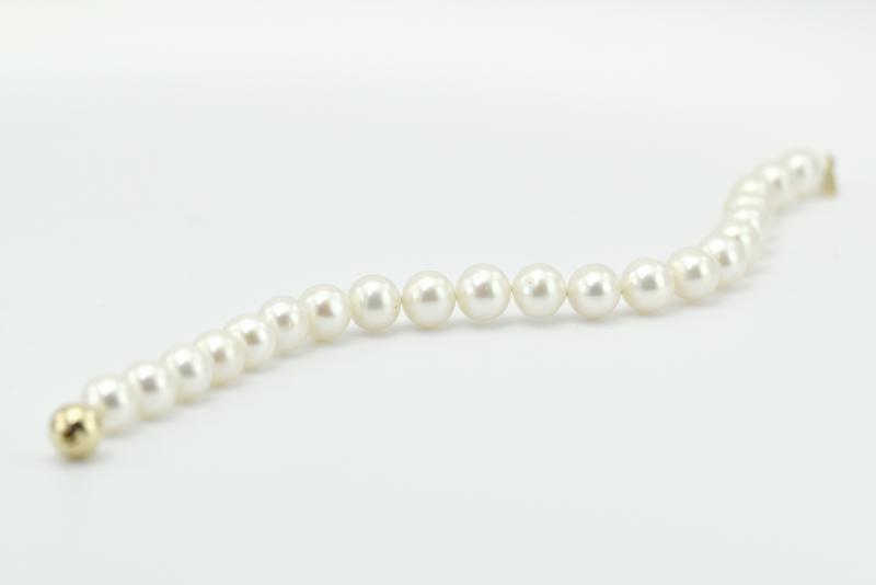 Náramek z bílých perel 10851