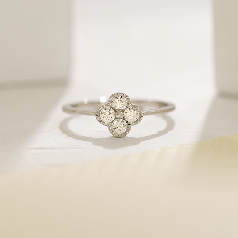 Prsten s lab-grown diamanty ve tvaru květiny Simra 110371