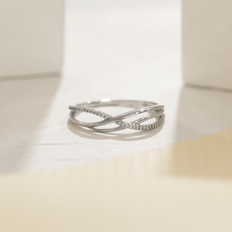 Netradiční diamantový prsten Izabelle 110391