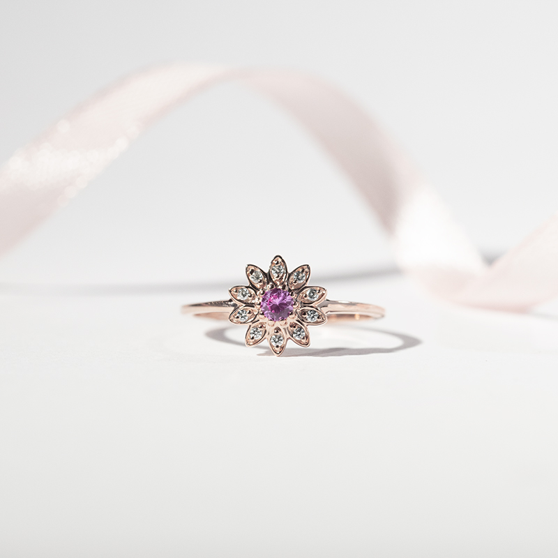 Květinový prsten s růžovým safírem a lab-grown diamanty Noely 113041