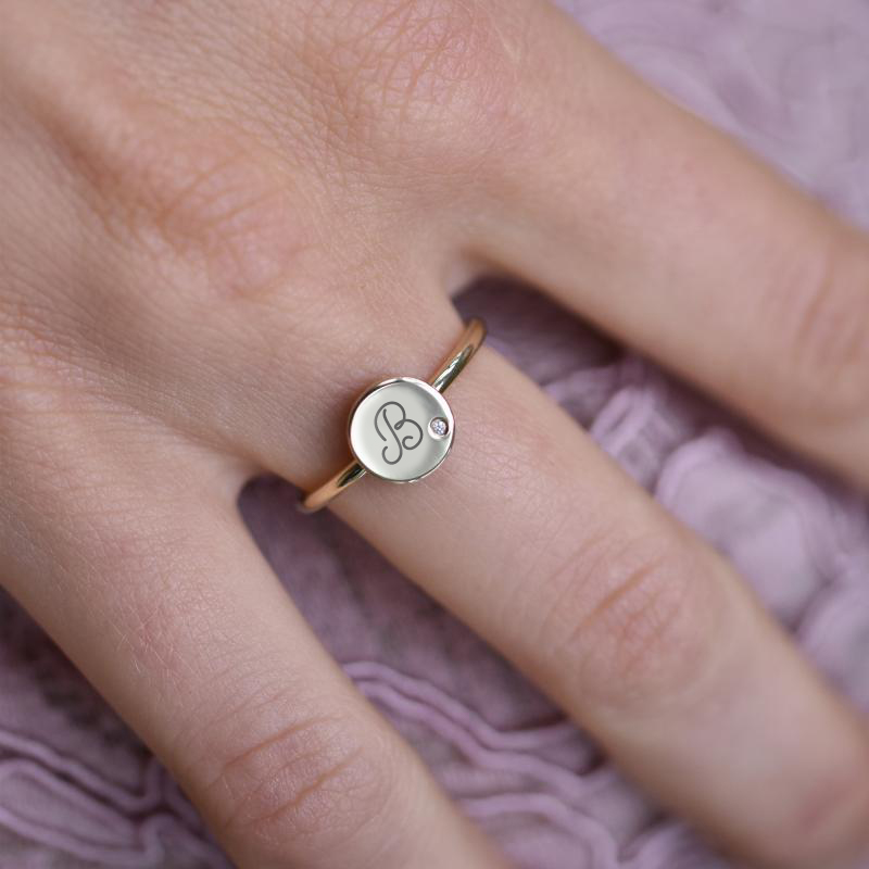 Zlatý prsten s diamantem a gravírem písmene Narik 115181