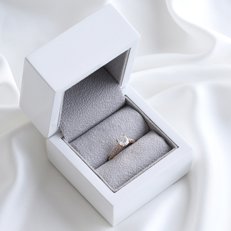 Zásnubní prsten s moissanitem a postranními diamanty Ulani 115901