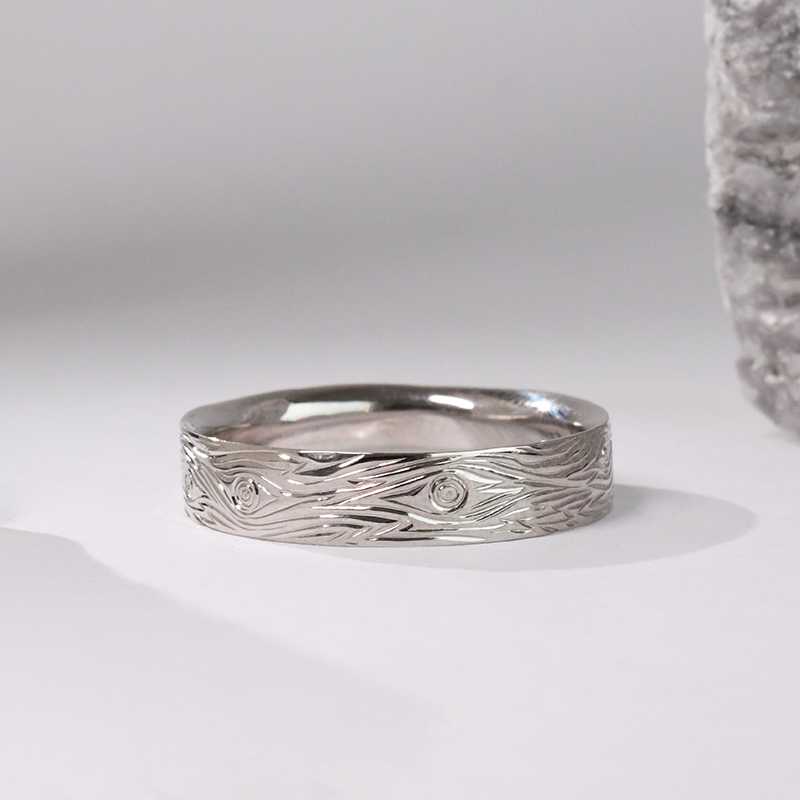 Snubní prsteny s ruční rytinou motivu dřeva a diamanty Dyanna 117001