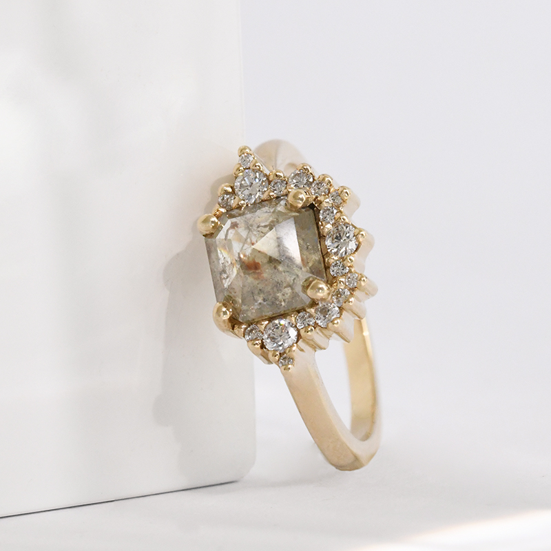 Zlatý prsten s radiant salt and pepper diamantem Aleta 117641