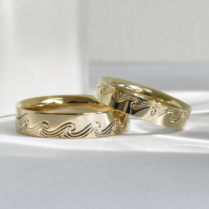 Snubní prsteny s ruční rytinou vln Carlin 117971
