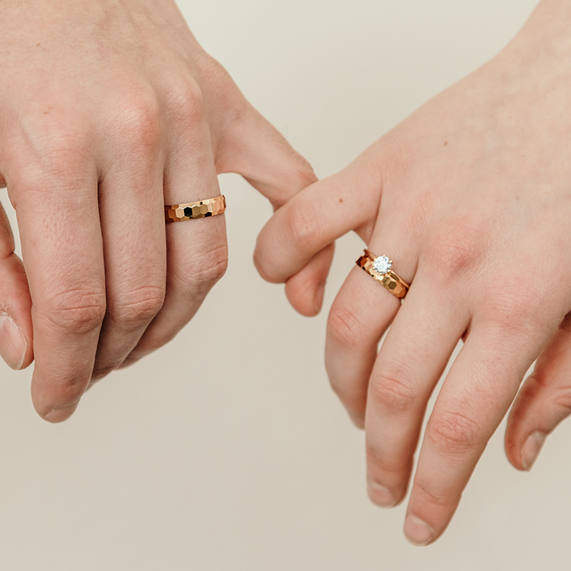 Zlaté tepané snubní prsteny Laurita 120121