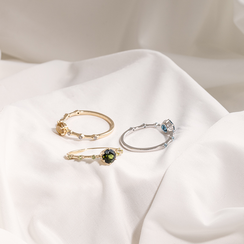 Prsten se zeleným turmalínem a postranními olivíny Imelda 120271
