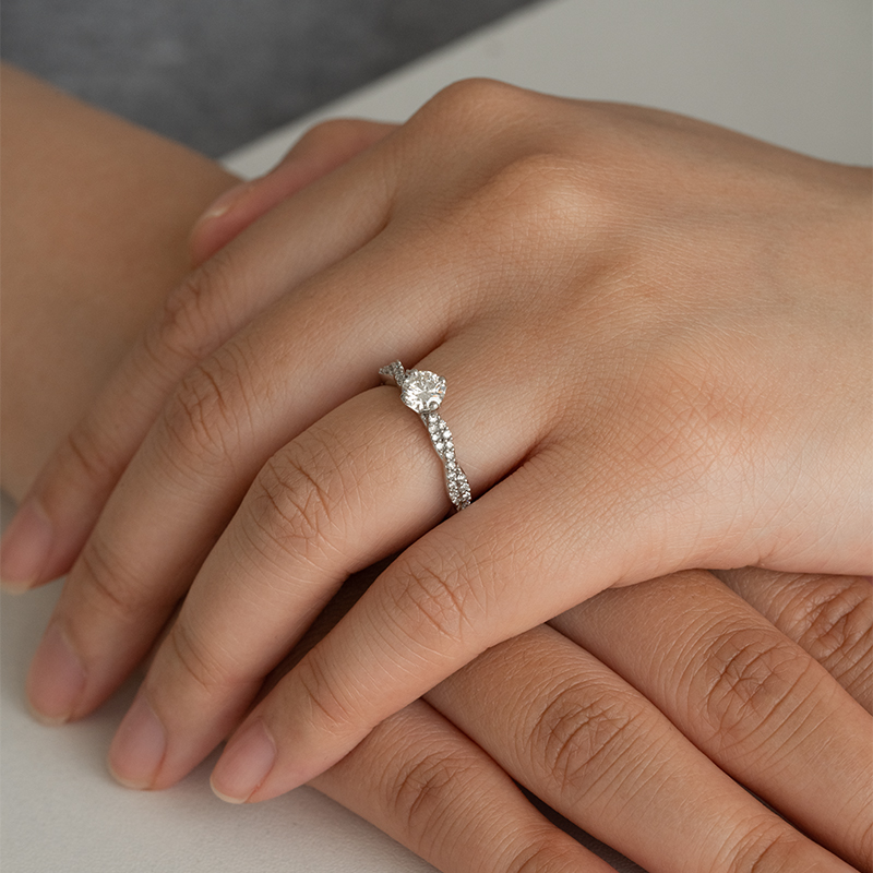Proplétaný zásnubní prsten s diamanty Minna 121911