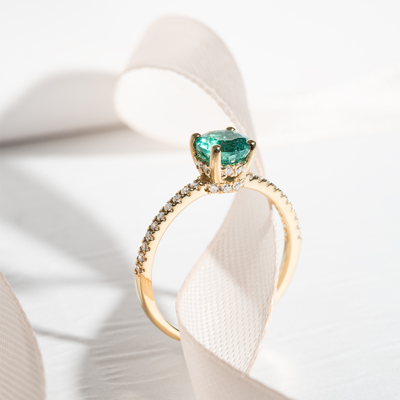 Zlatý prsten se smaragdem a diamanty Prisha 123151