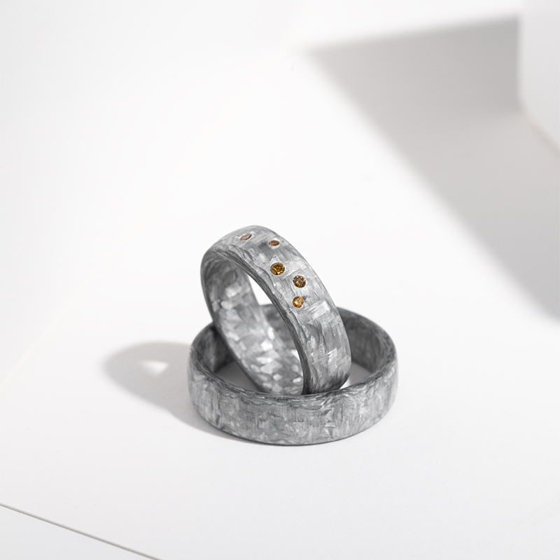 Mírně zaoblené snubní prsteny z karbonu s koňakovými diamanty Parri 124221