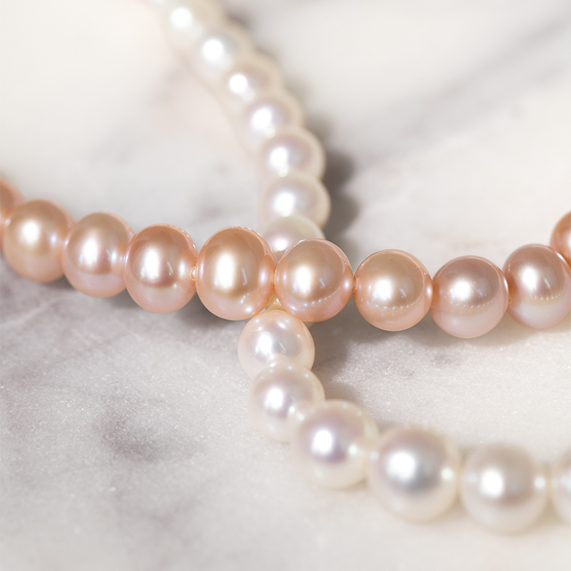 Zlatý náhrdelník z bílých perel Ellie 129771