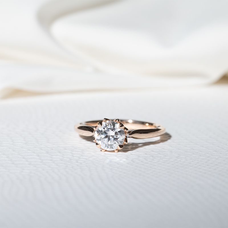 Zásnubní prsten s moissanitem a lab-grown diamanty Libby 130841