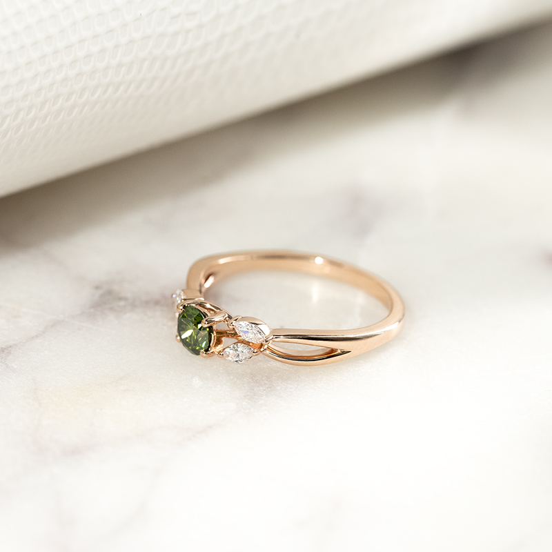 Zásnubní prsten se zeleným diamantem a marquise lab-grown diamanty Halym 132421