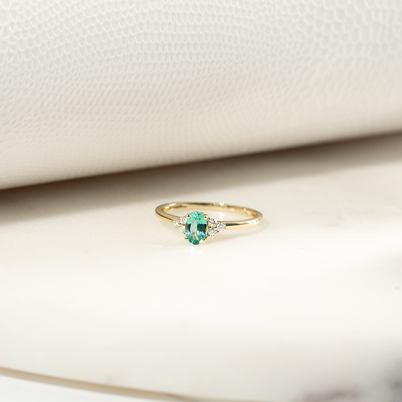 Zásnubní prsten se smaragdem a diamanty Sheldo 132701