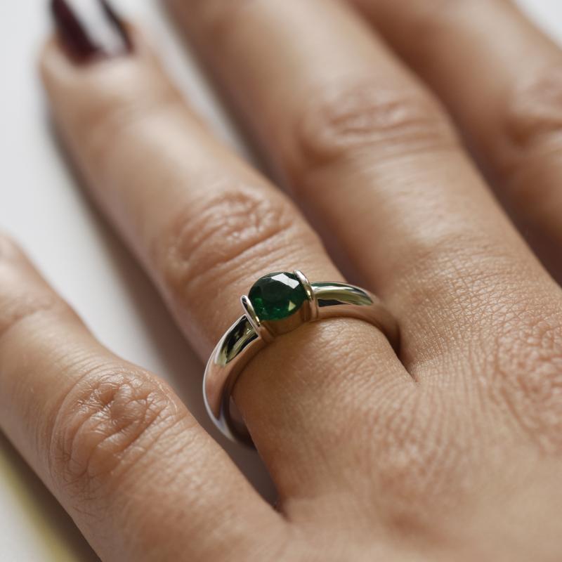 Prsten z bílého zlata se smaragdem 13331