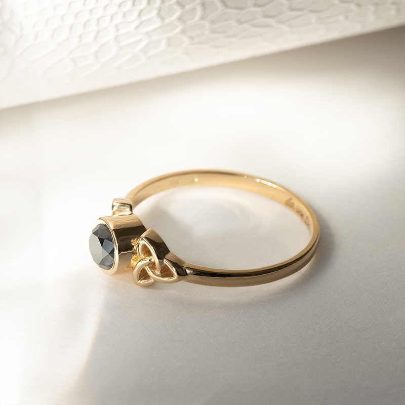 Propletený zlatý prsten s černým diamantem Lorey 134891