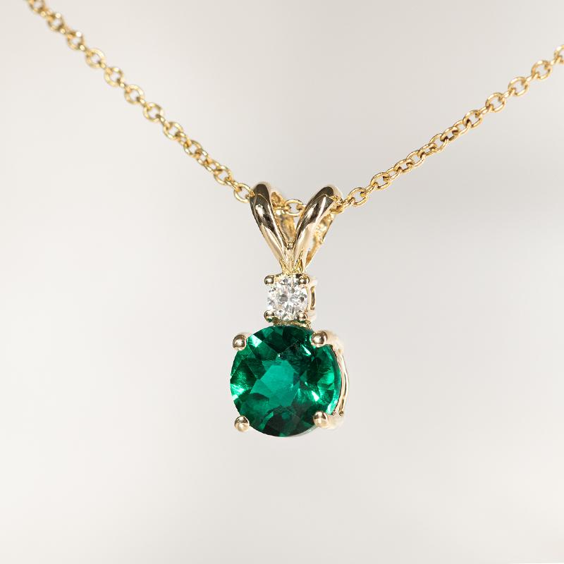 Zlatý přívěsek se smaragdem a diamantem Emolyna 135231