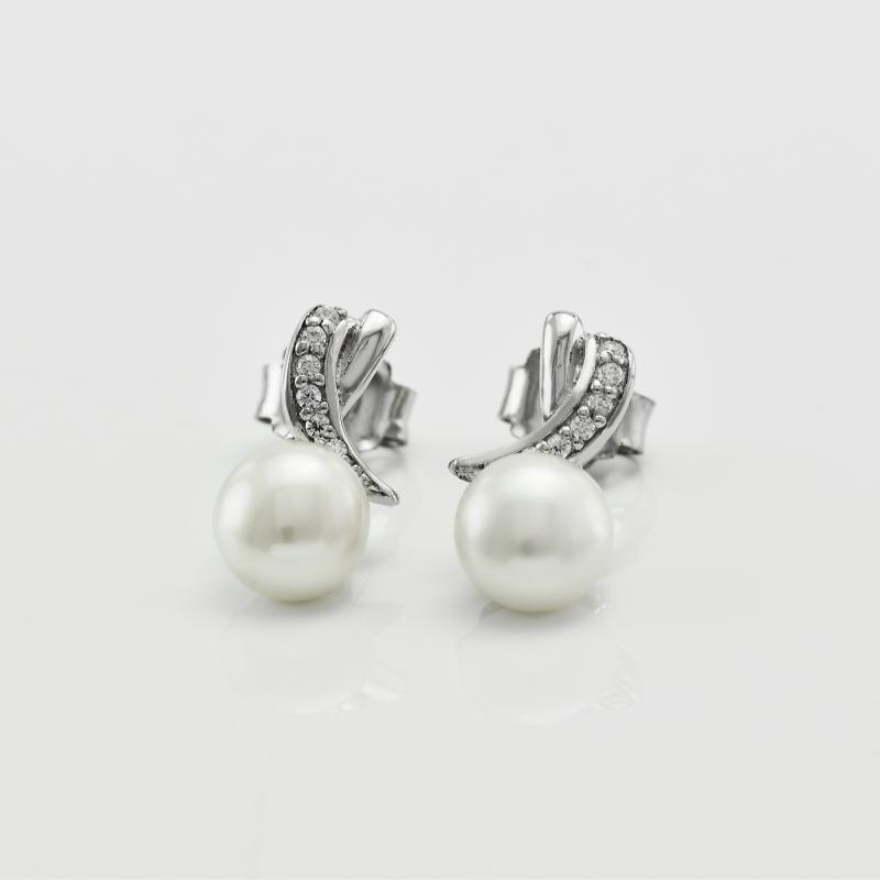 Bílé perly v náušnicích 17881