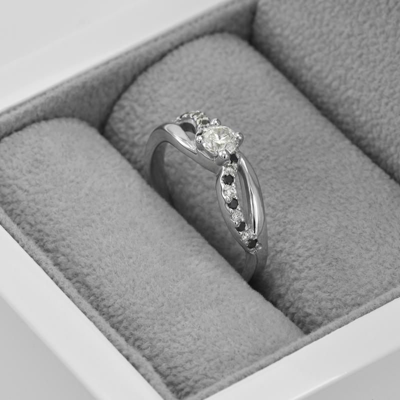 Diamantový zásnubní prsten