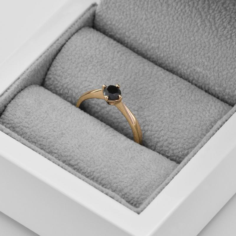 Zásnubní prsten z růžového zlata s diamantem