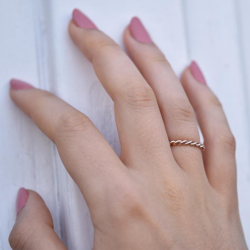 Netradiční snubní prsten ze zlata s provazovitým motivem 45481