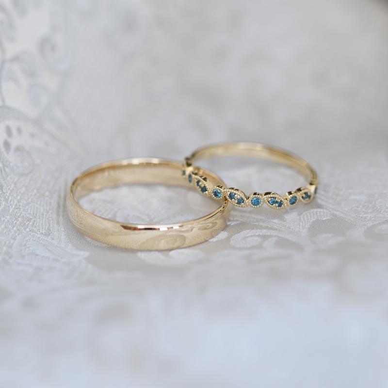 Snubní prsten s modrými diamanty