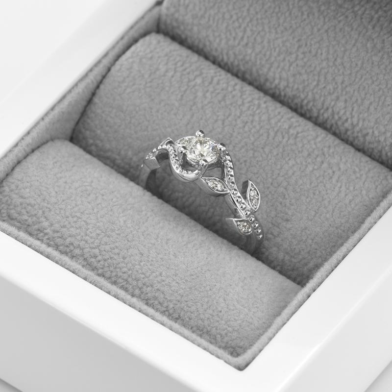 Zásnubní platinový prsten s diamanty