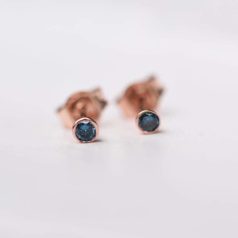 Minimalistické zlaté bezel náušnice s modrými diamanty 49141