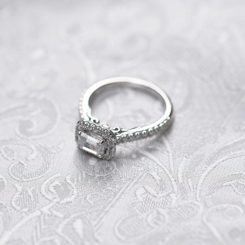Prsten s emerald diamantem v halo stylu 